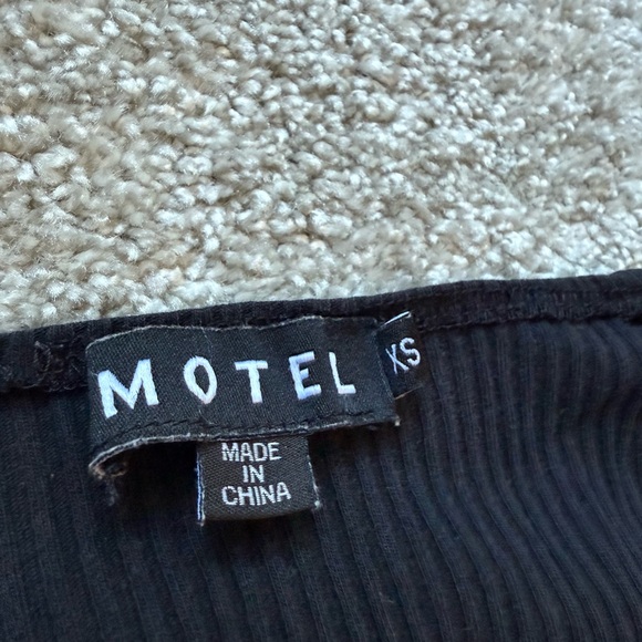 Motel Black Ribbed Long Sleeve Crop Top - Picture 3 of 3